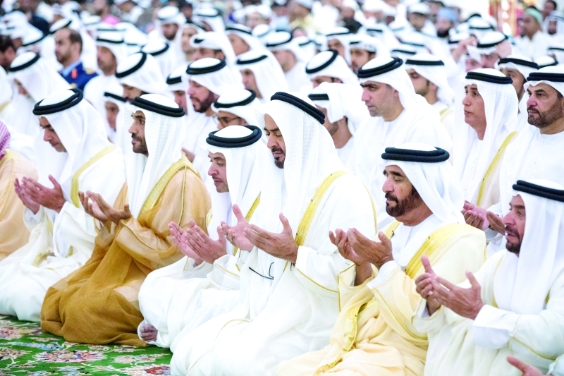 "■محمد بن زايد والشيوخ يؤمنون على الدعاء"
