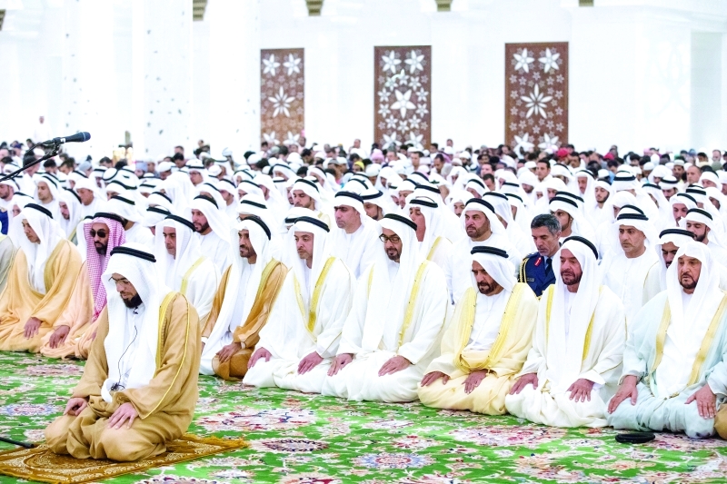 "محمد بن زايد يؤدي الصلاة بحضور سيف وسرور بن محمد وهزاع ونهيان وسيف وطحنون ومنصور بن زايد ومحمد بن بطي"