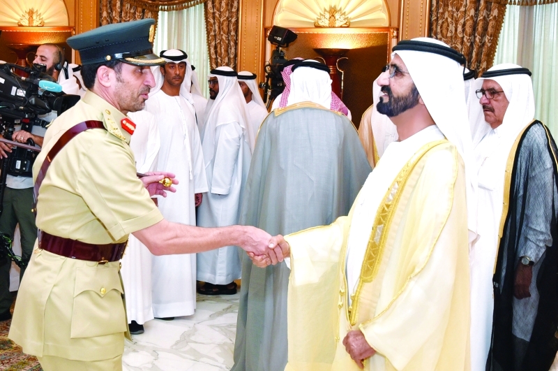 "محمد بن راشد مصافحاً عبد الله المري"