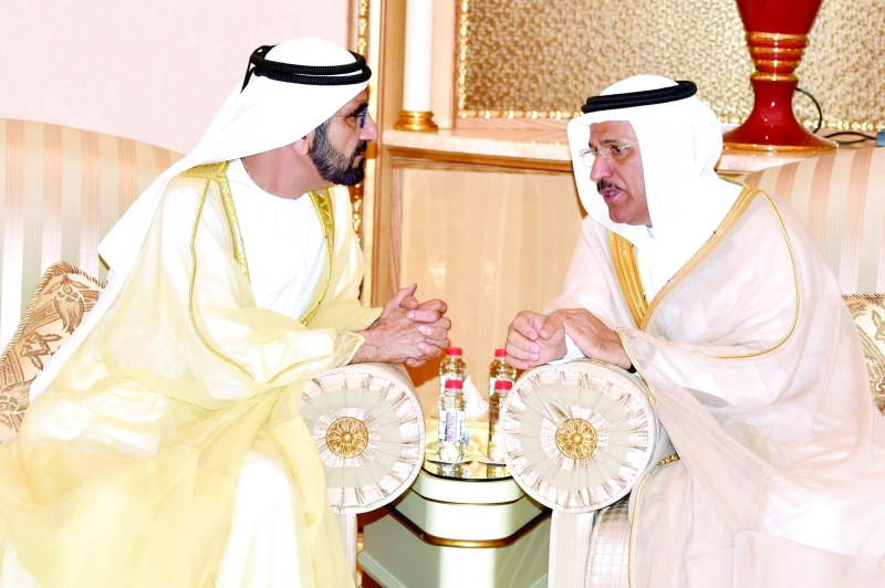 "محمد بن راشد في حديث مع سلطان المنصوري | تصوير: محمد هشام"