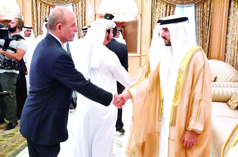 "حمدان بن محمد مصافحاً رياض مقدادي"