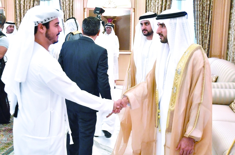 "حمدان بن محمد مصافحاً المهنئين"