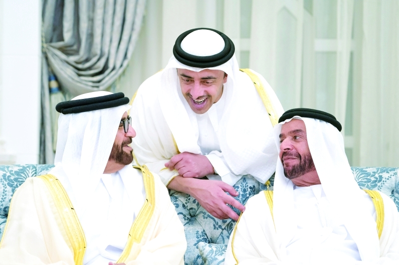 "عبد الله بن زايد في حديث مع سيف وسرور بن محمد"