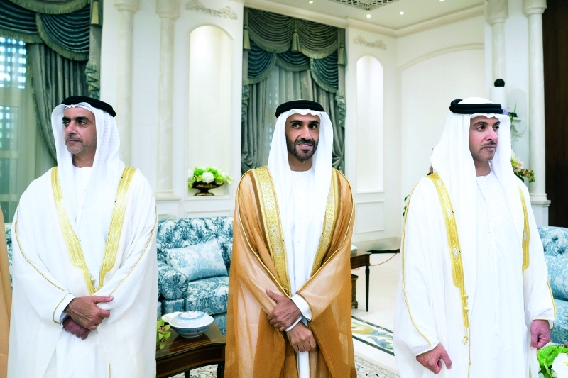 "هزاع ونهيان وسيف بن زايد خلال الاستقبال"