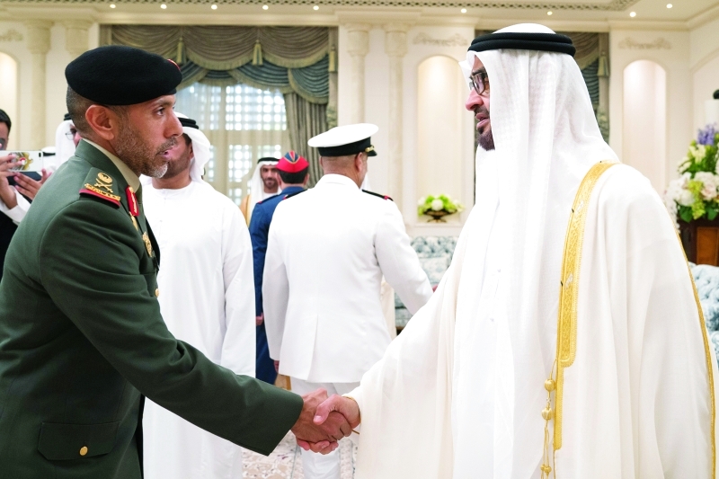 "محمد بن زايد مصافحا احمد بن طحنون"