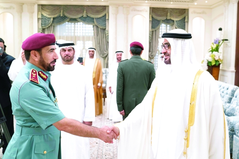 "محمد بن زايد مصافحاً سيف الشعفار"