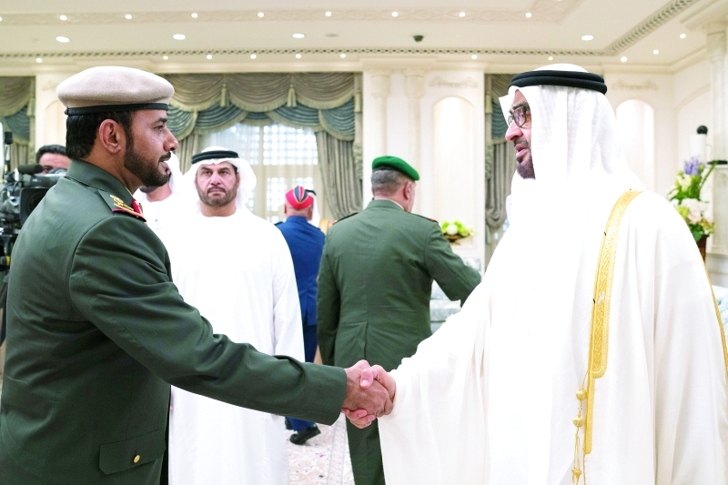 "محمد بن زايد يتلقى تهاني العسكريين"