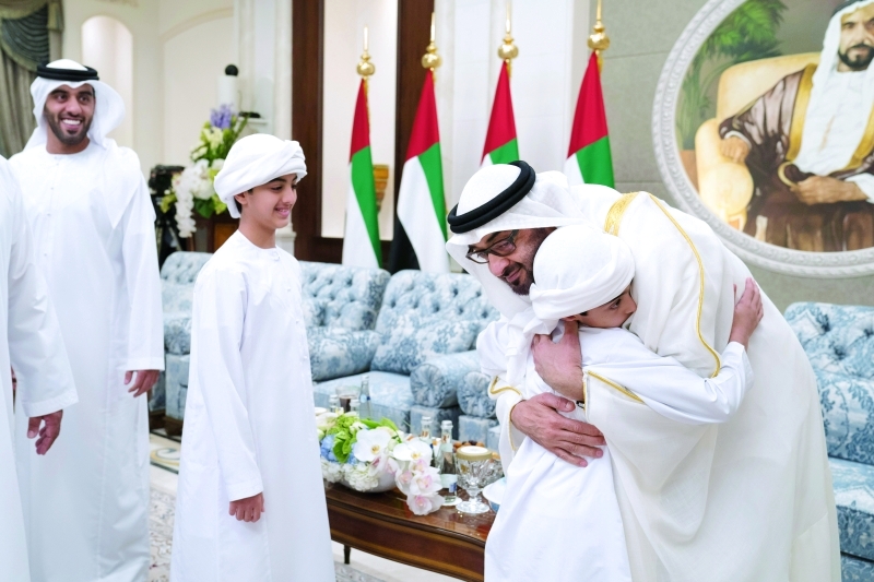 "محمد بن زايد معانقاً أحد أبناء الوطن"