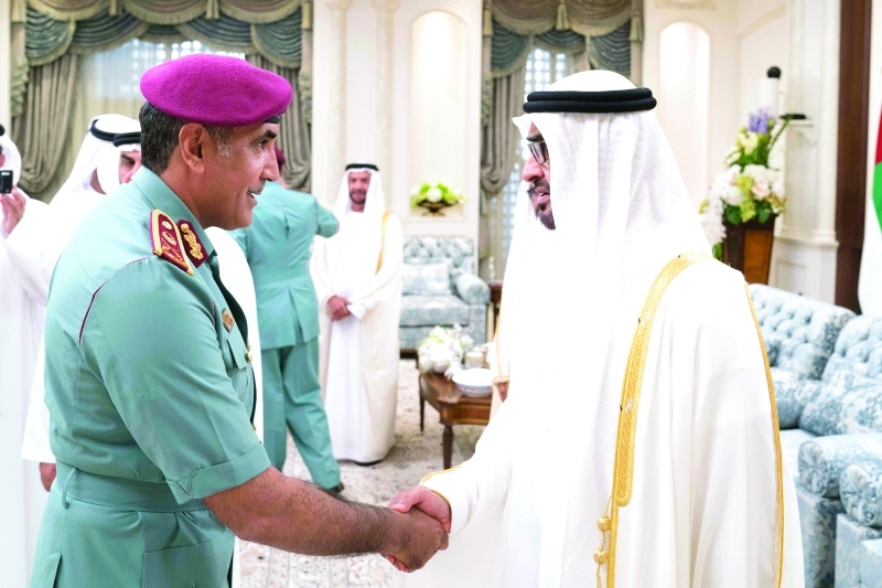 "محمد بن زايد مصافحاً محمد الرميثي"