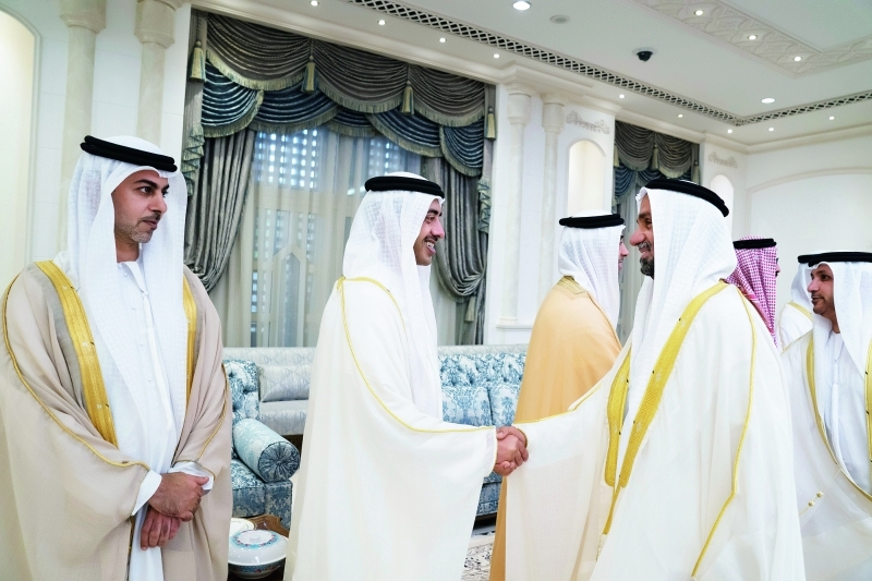 "عبد الله بن زايد متقبلاً تهاني أحمد الجروان"