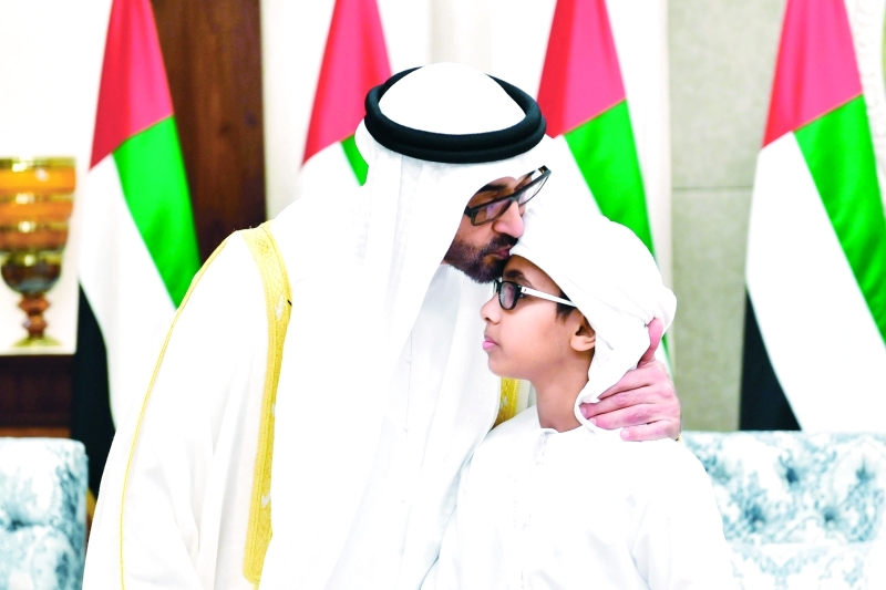 "محمد بن زايد مقبلا رأس احد ابنائه المواطنين"