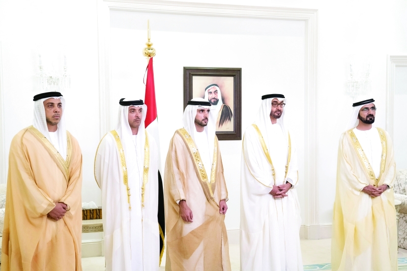 "محمد بن راشد ومحمد بن زايد وحمدان بن محمد وهزاع ومنصور بن زايد خلال تهنئة جنودنا البواسل في الخارج"