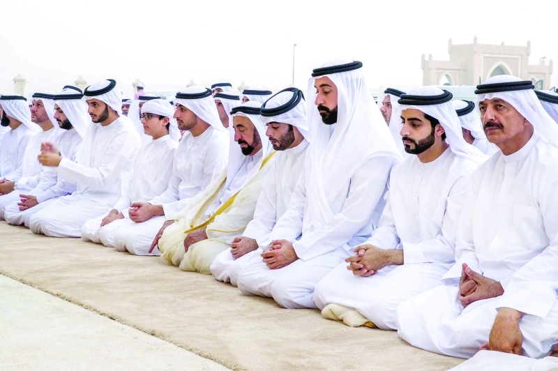 "■ سلطان القاسمي وأحمد بن سلطان خلال استقبال المهنئين"