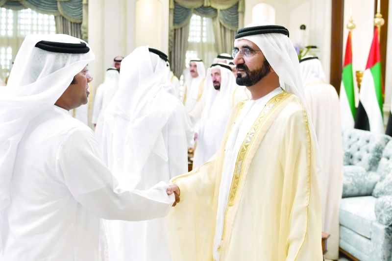 "محمد بن راشد مصافحا المهنئين بحضور الحكام"