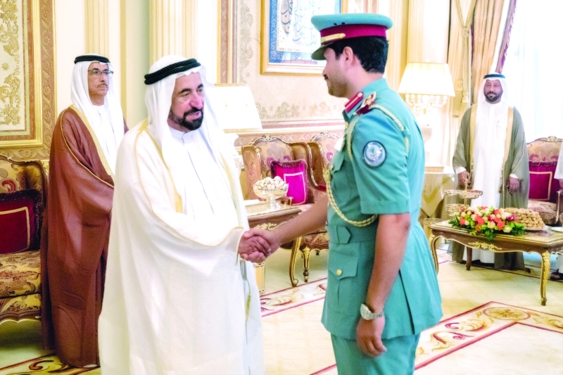 "حاكم الشارقة متقبلاً تهاني سيف الزري"