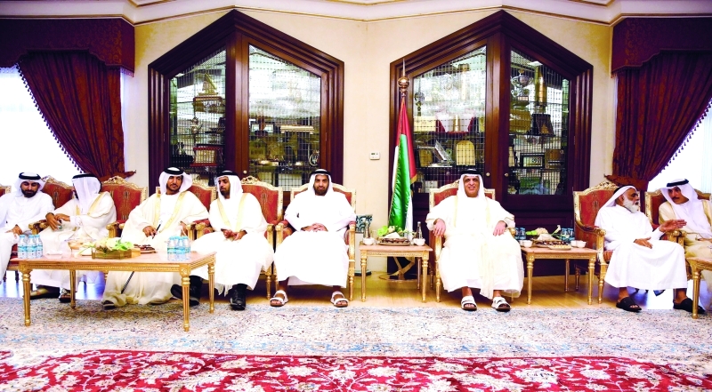 "■ سعود بن صقر خلال الاستقبال بحضور محمد وأحمد بن سعود"