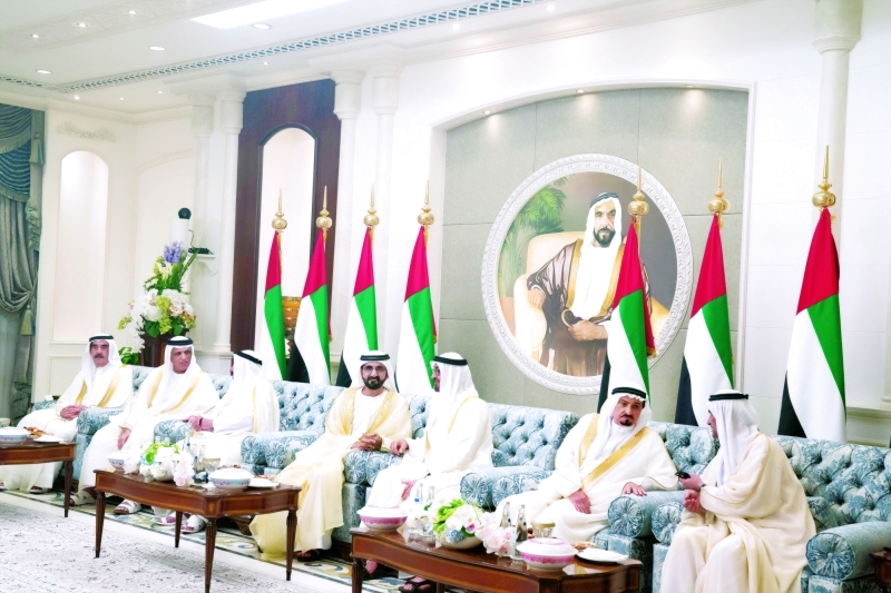 "محمد بن راشد ومحمد بن زايد والحكّام خلال تبادل تهاني العيد"