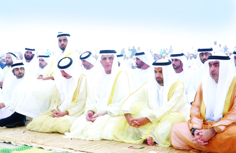 "■ سعود بن صقر و محمد بن سعود والحضور يستمعون إلى خطبة العيد"