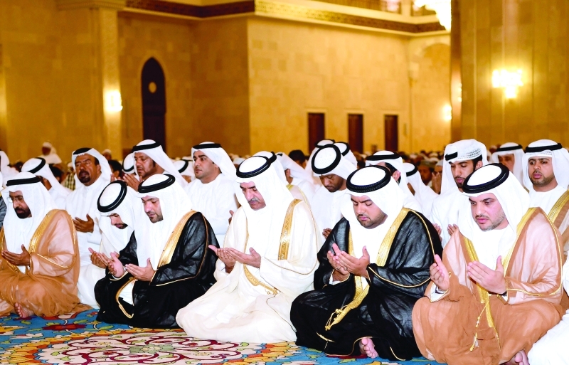 "■ حمد الشرقي ومحمد بن حمد والشيوخ والمسؤولون خلال خطبة العيد"