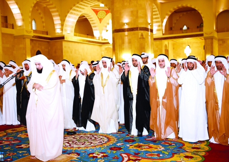"■ حمد الشرقي يؤدي صلاة العيد بحضور محمد بن حمد والشيوخ والمسؤولين"