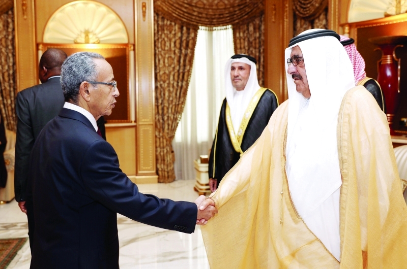 "سموه مصافحاً المهنئين"