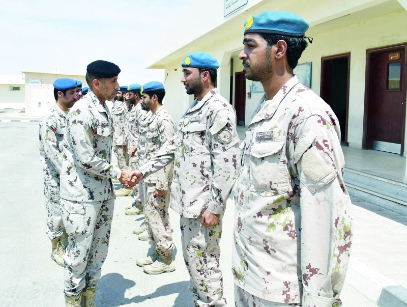 "أحمد بن طحنون خلال زيارته قيادة القوات الجوية | وام"