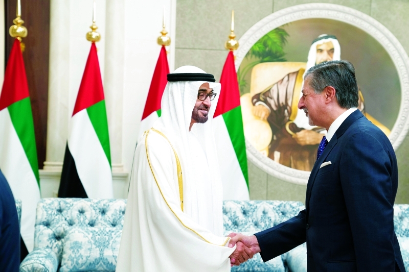 "محمد بن زايد مصافحاً الدبلوماسيين"