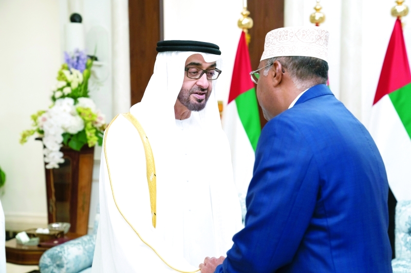 "محمد بن زايد لدى استقبال الدبلوماسيين"