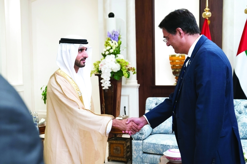 "حمدان بن محمد مصافحاً أحد الضيوف"