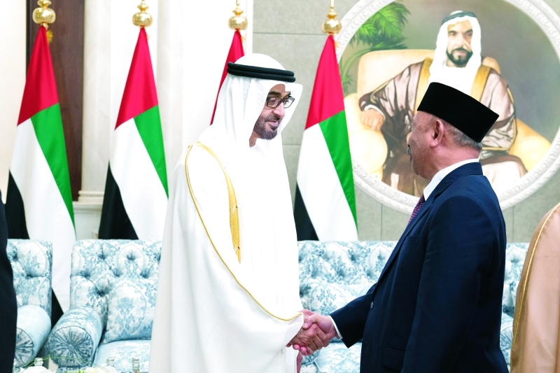 "محمد بن زايد يتلقى تهاني أحد الدبلوماسيين"