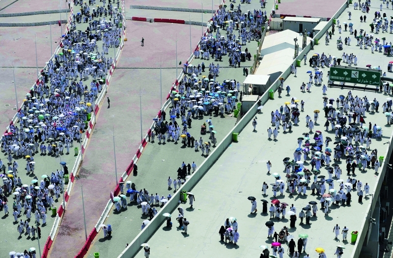 "■ جموع الحجيج يسيرون على جسر الجمرات في منى | أ.ف.ب"