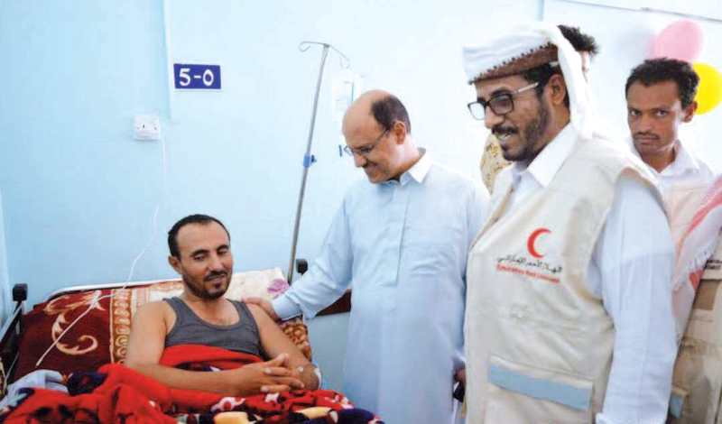 "فريق الهلال الأحمر يزور جرحى الجيش اليمني | البيان"