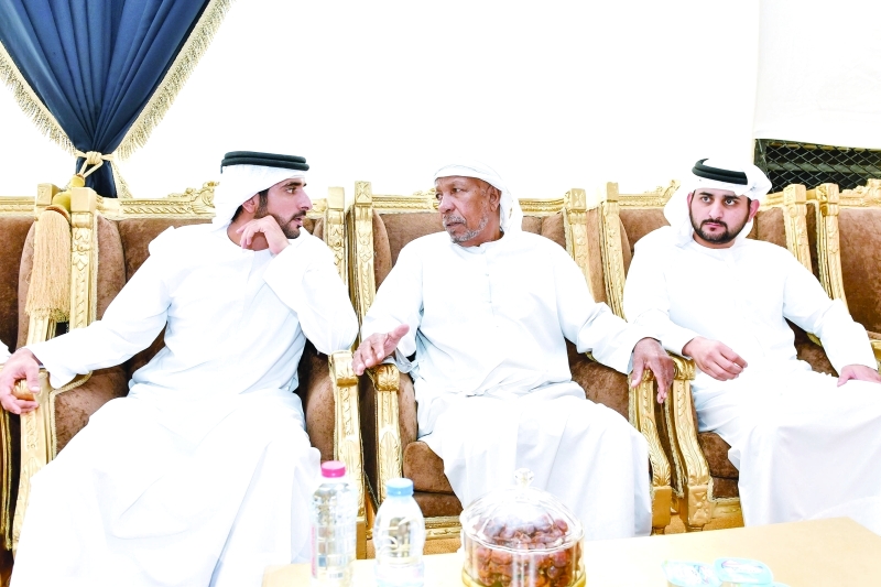 "■ حمدان ومكتوم بن محمد خلال تقديم العزاء في وفاة زكية صالح"