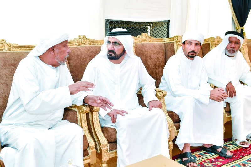 "■ محمد بن راشد خلال تقديم العزاء في وفاة زكية صالح"