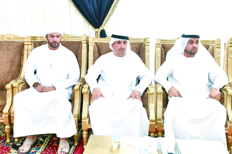 "■ خليفة سعيد سليمان خلال تقديم العزاء"