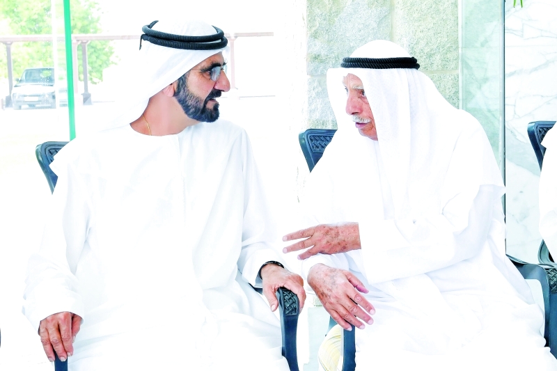 "■ محمد بن راشد مواسياً جمعة الماجد"