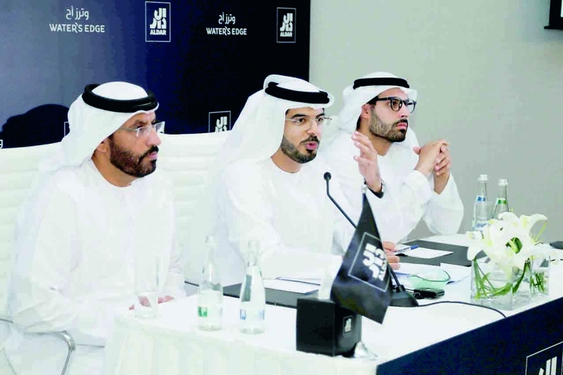 "محمد المبارك وطلال الذيابي وجاسم بوصيبع خلال المؤتمر الصحفي | تصوير ـ مجدي اسكندر"