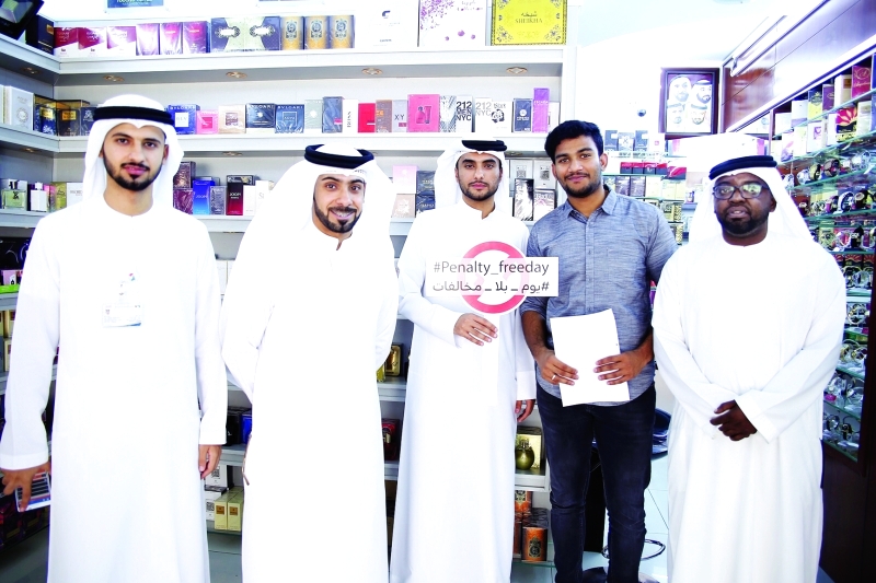 "مفتشو القطاع خلال زيارة المنشآت التجارية في دبي | البيان"