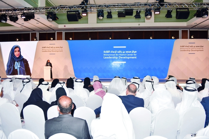 "■ جميلة المهيري تلقي كلمة الخريجين"