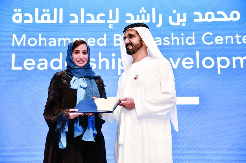 "سموه يسلم شهادة التخرج إلى جميلة المهيري"