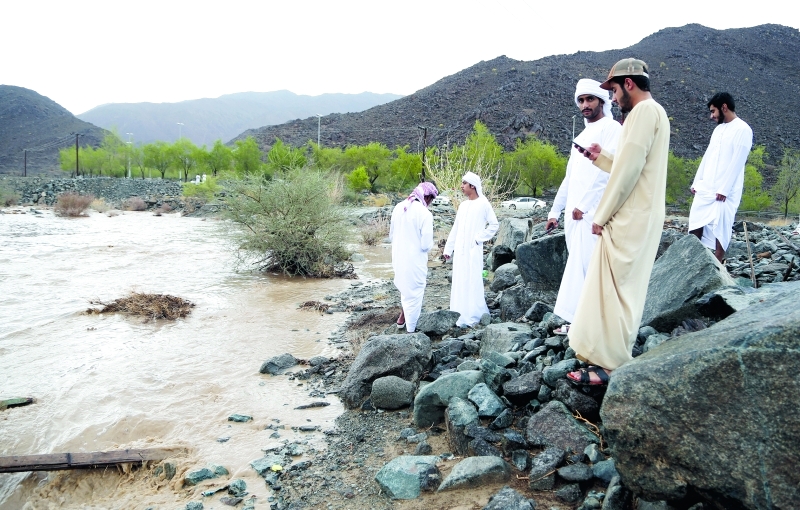 "مواطنون قصدوا وادي الحلو بعد جريانه | تصوير: زيشان أحمد"