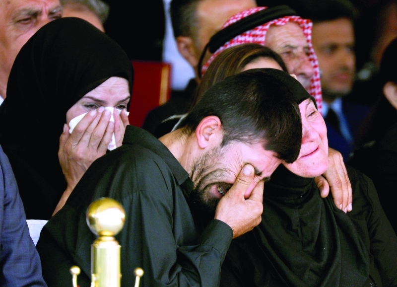 "أقارب القتلى في حالة انهيار أثناء مراسم التشييع ـــ رويترز"