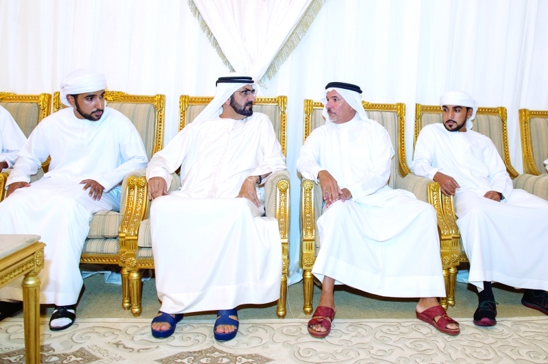 "■ محمد بن راشد خلال تقديم واجب العزاء إلى عائلة الفقيد | وام"