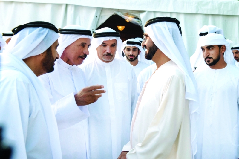 "■ محمد بن راشد مواسياً ذوي الفقيد"