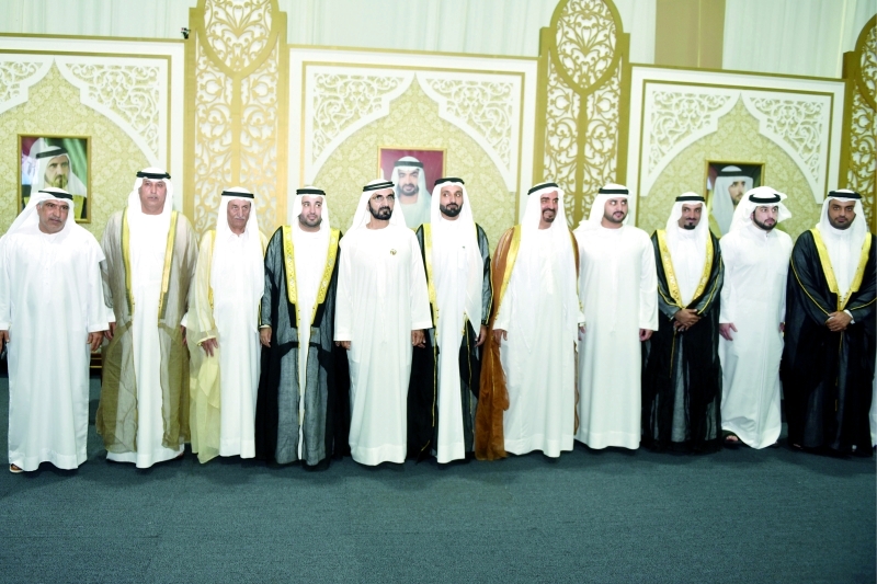 "محمد بن راشد ومكتوم وأحمد بن محمد وعلي لوتاه والعريسان خلال الحفل"