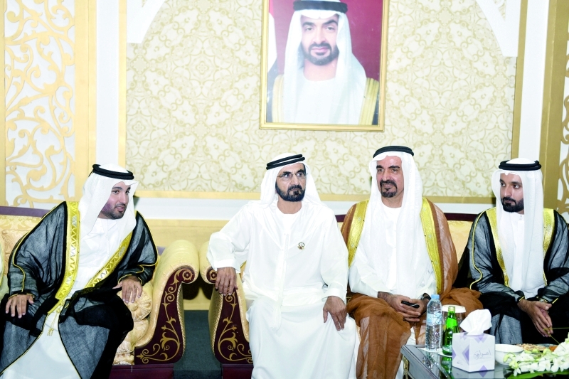 "سموه يتوسط علي لوتاه ونجليه العريسين ثاني وعبدالله"