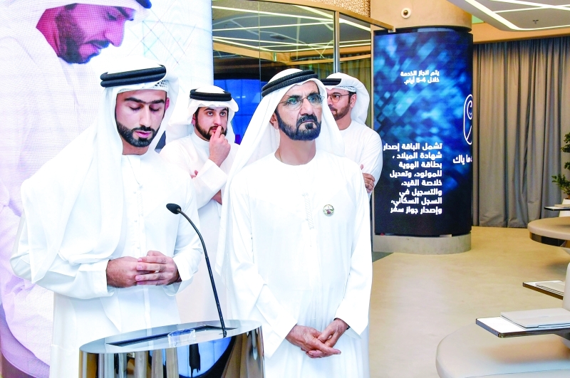 "محمد بن راشد يطلع على خدمات المركز بحضور محمد القرقاوي"