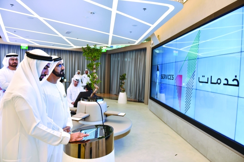 "محمد بن راشد يطلع على خدمات المركز بحضور محمد القرقاوي"