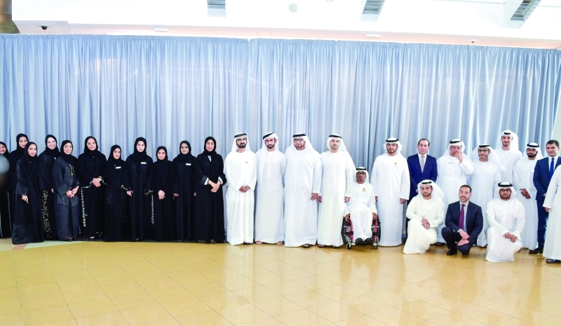 "محمد بن راشد في صورة جماعية مع فريق عمل مركز «خدمات 1»   |   تصوير سيف محمد ومحمد هشام"