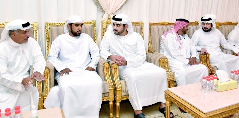 "مكتوم وأحمد بن محمد خلال تقديم العزاء"
